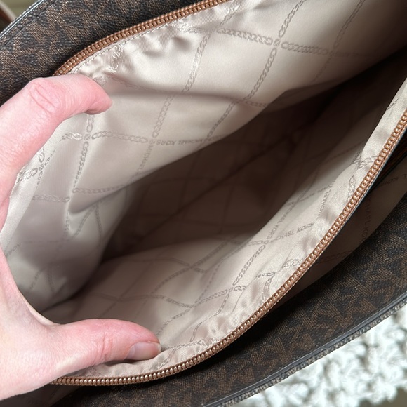 Michael Kors monogram handbag in brown and gold. - Picture 5 of 8